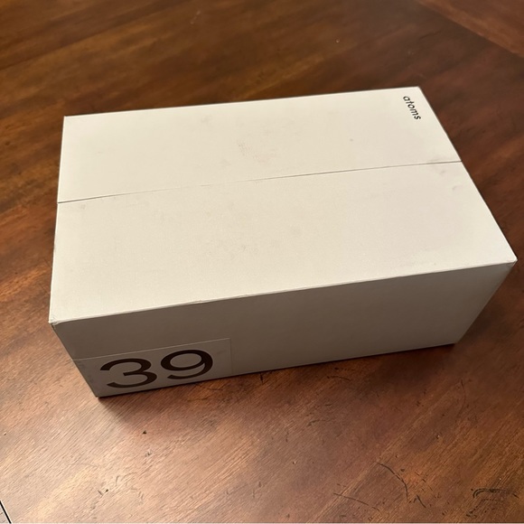 LNIB Atoms Model 000 - White - M11.5 - Picture 7 of 8